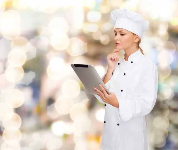 Sorrindo chef feminino com computador tablet pc — Fotografia de Stock