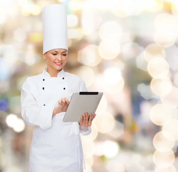 Chef femenino sonriente con tablet PC —  Fotos de Stock