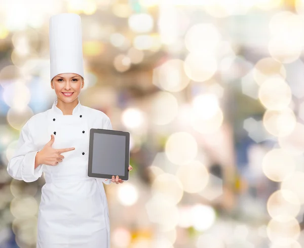 Chef sorridente femminile con schermo vuoto per tablet pc — Foto Stock