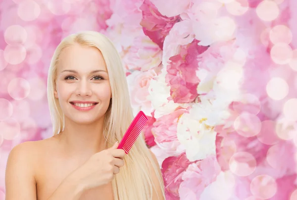 Mulher sorridente com escova de cabelo — Fotografia de Stock