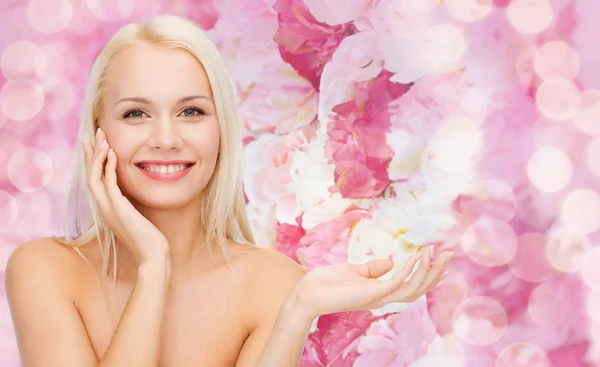 Usmívající se žena drží imaginární krém jar — Stock fotografie
