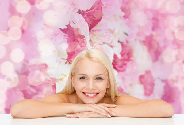 Clean face and shoulders of beautiful young woman — Stock Photo, Image