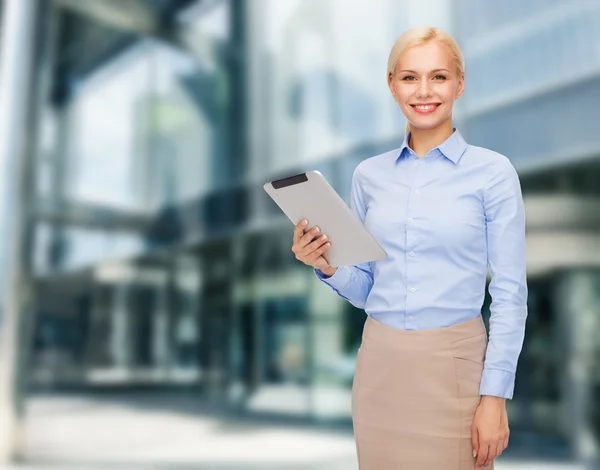 Lachende vrouw op zoek naar tablet pc computer — Stockfoto