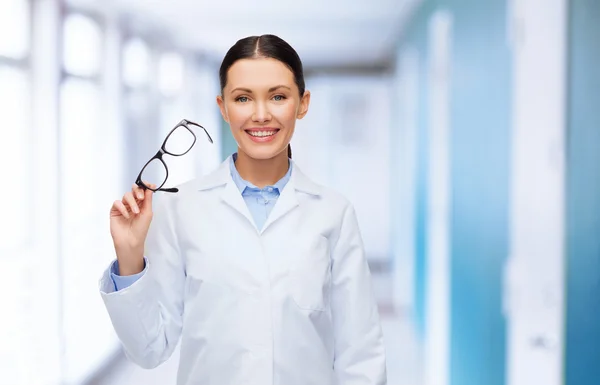 Medico sorridente femminile senza stetoscopio — Foto Stock