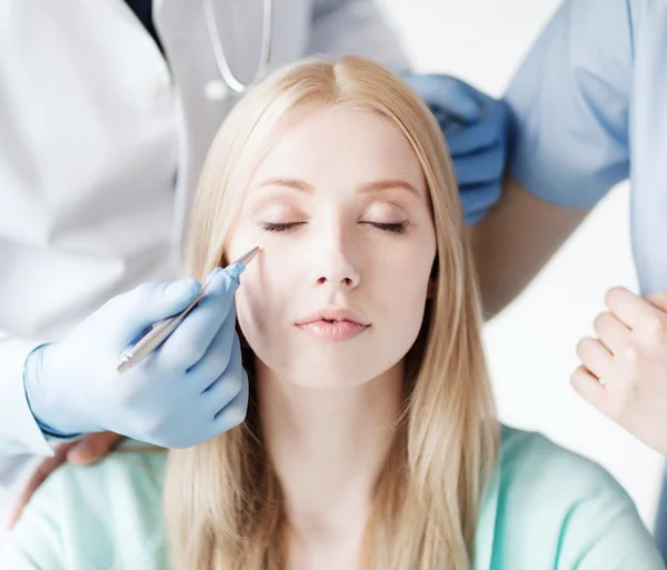 Plastischer Chirurg und Krankenschwester mit Patient — Stockfoto