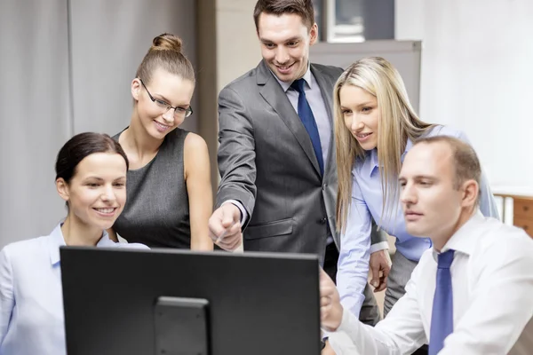 Geschäftsteam mit Monitor diskutiert — Stockfoto