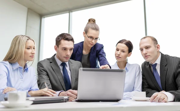 Equipo de negocios con portátil teniendo discusión —  Fotos de Stock