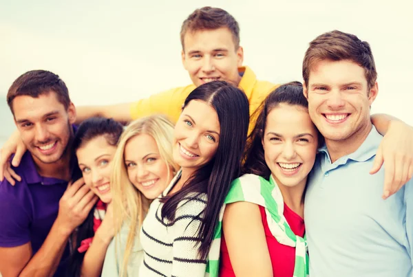 Gruppe von Freunden amüsiert sich am Strand — Stockfoto