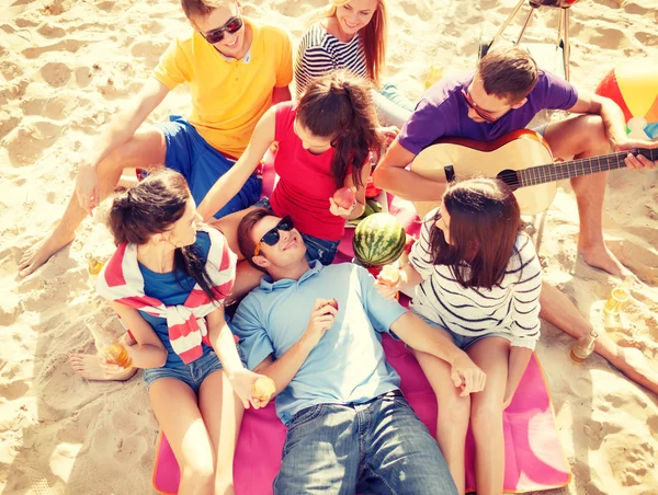 Gruppo di amici si divertono sulla spiaggia — Foto Stock