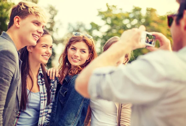 Teenagers taking photo with digital camera outside — Stock Photo, Image