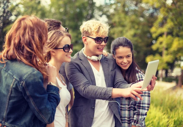 Teenagers taking photo with tablet pc outside — Stock Photo, Image