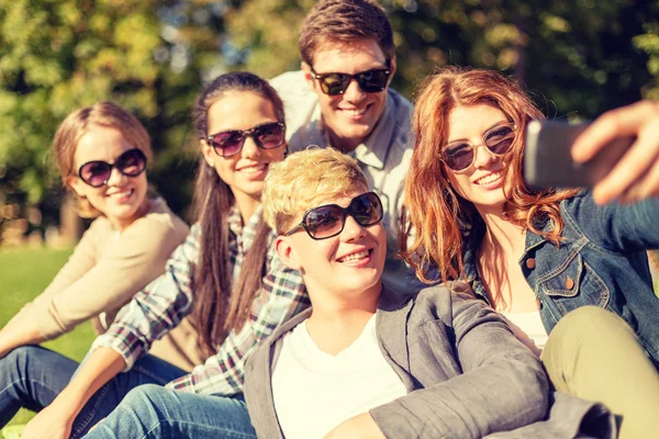 Adolescentes tomando fotos con smartphone afuera — Foto de Stock