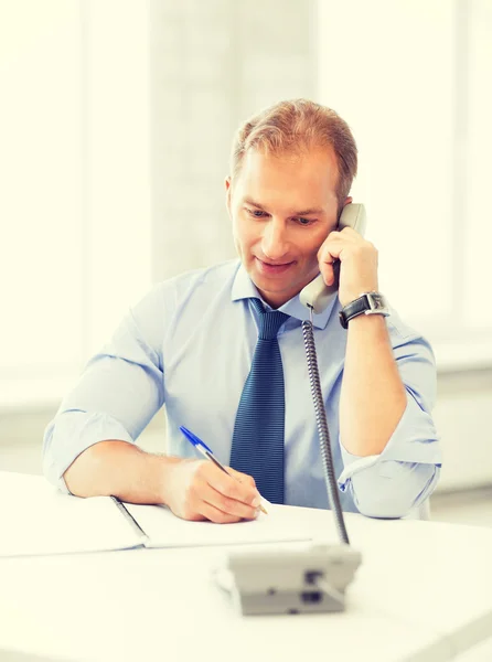 Bonito homem de negócios falando ao telefone — Fotografia de Stock