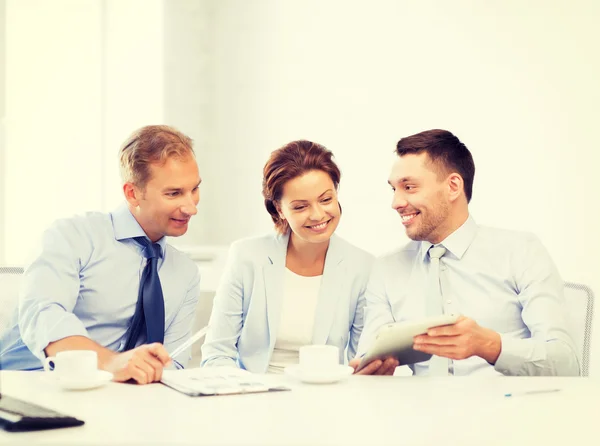 Equipo de negocios que se divierten con la tableta PC en la oficina — Foto de Stock