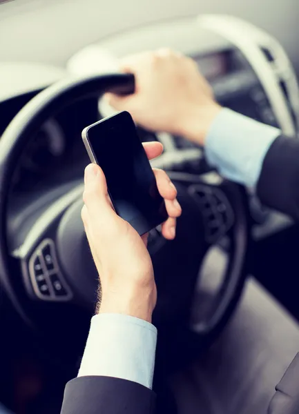 Man met behulp van telefoon tijdens het besturen van de auto — Stockfoto