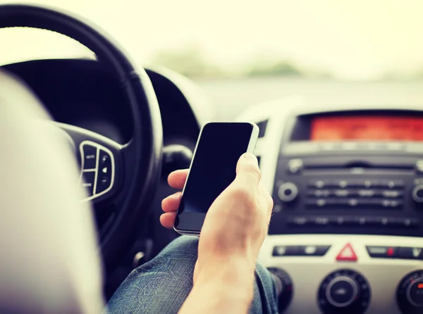 Uomo che utilizza il telefono durante la guida della macchina — Foto Stock