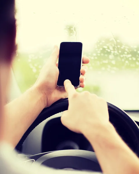 Uomo che utilizza il telefono durante la guida della macchina — Foto Stock