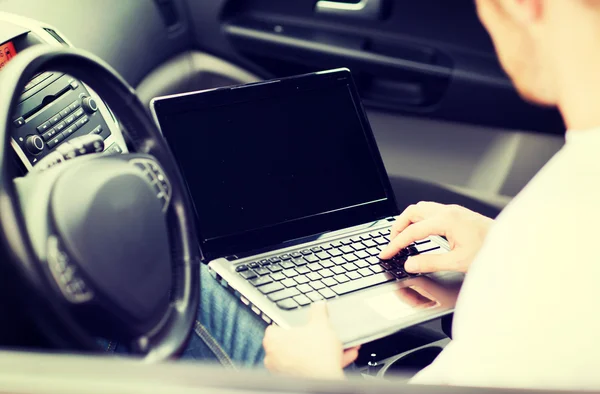 Man using laptop computer in car — Stock Photo, Image