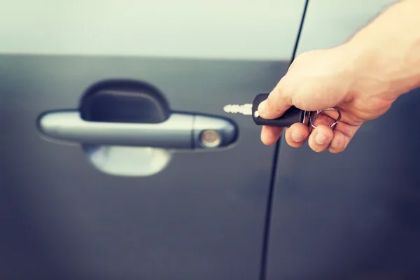 Man with car key outside — Stock Photo, Image