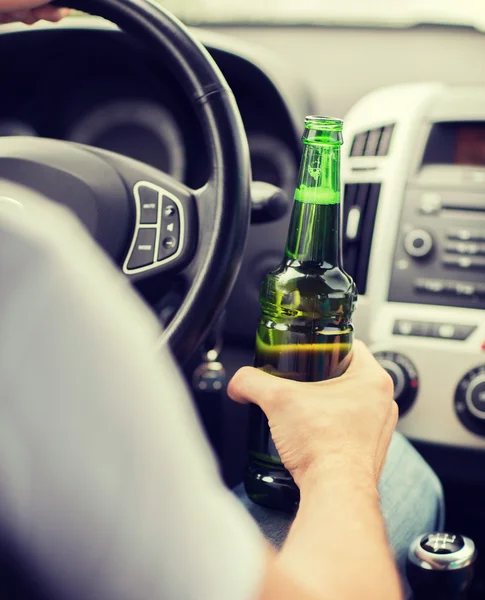 Homem bebendo álcool enquanto dirige o carro — Fotografia de Stock