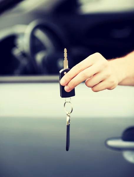 外の車の鍵を持つ男 — ストック写真