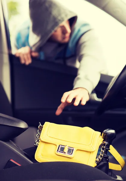 Tjuven stjäl väska från bilen — Stockfoto