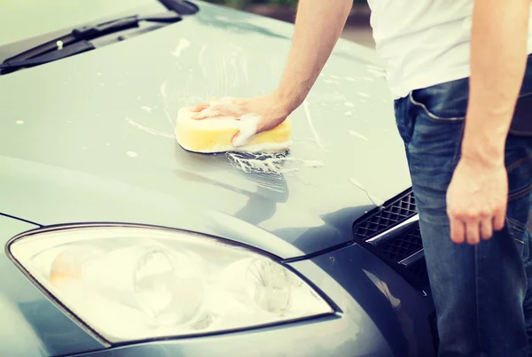 男は車を洗って — ストック写真