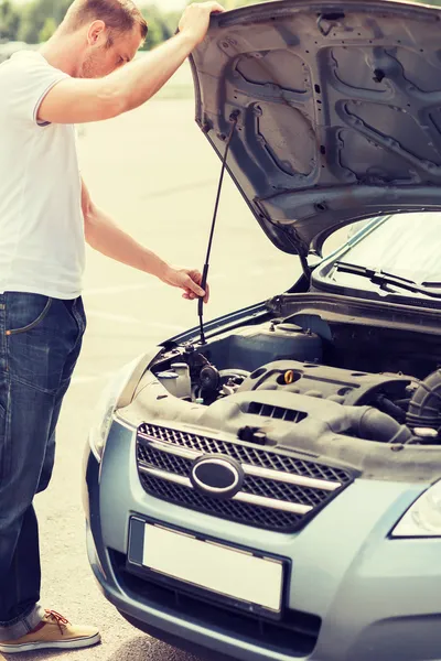 Man opening car bonnet — Stock Photo, Image