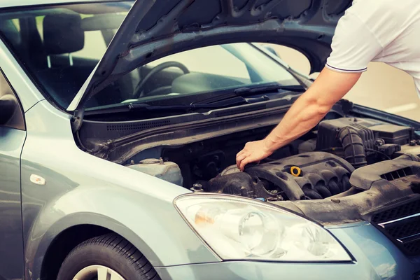 Man opening car bonnet — Stock Photo, Image