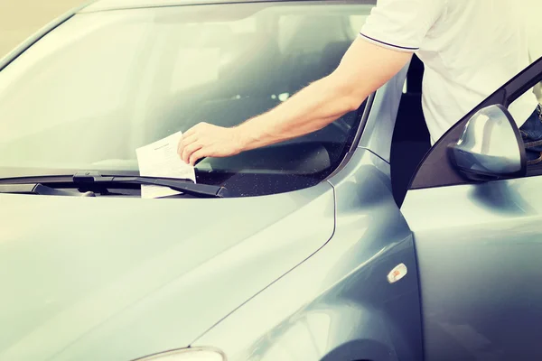 Parking ticket on car windscreen — Stock Photo, Image