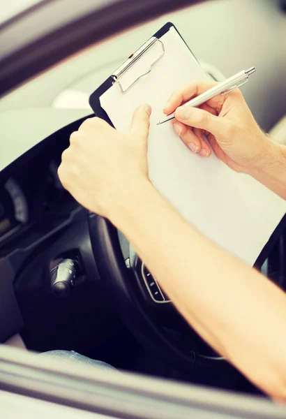 Hombre con documentos de coche — Foto de Stock