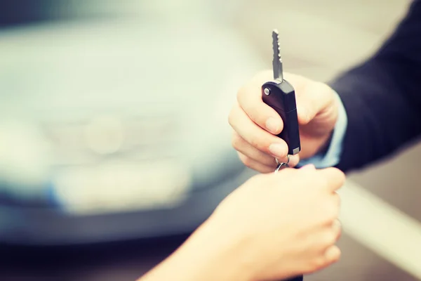 Klant en verkoper met auto sleutel — Stockfoto