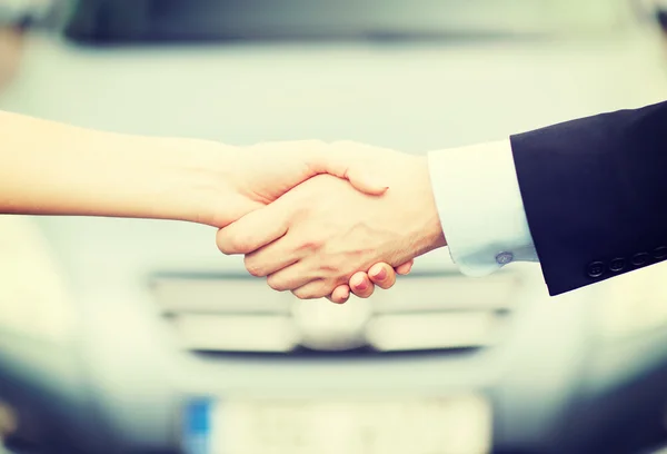 Customer and salesman shaking hands — Stock Photo, Image