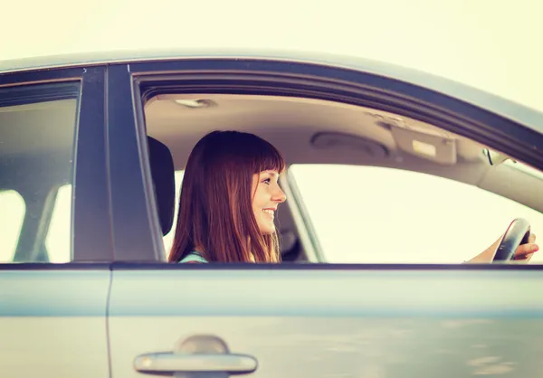 快乐的女人驾驶一辆车 — 图库照片