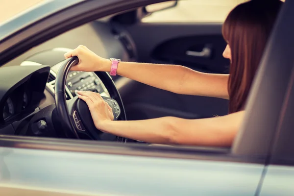 ホーンボタンに手で車を運転の女性 — ストック写真