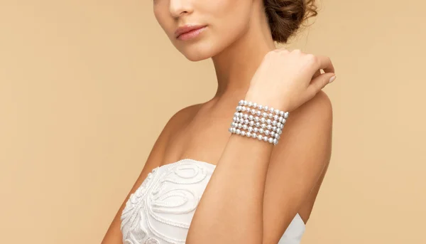 Woman with pearl bracelet — Stock Photo, Image