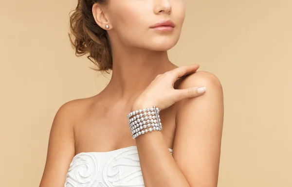 Woman with pearl earrings and bracelet — Stock Photo, Image