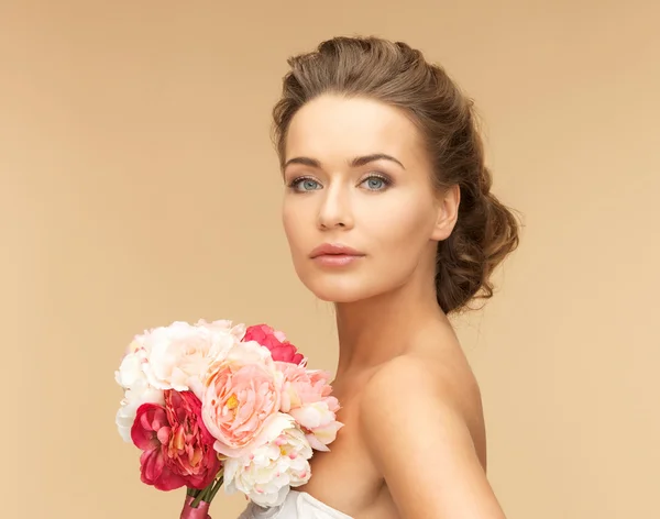 Femme avec bouquet de fleurs — Photo