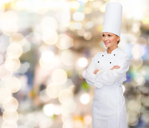 Femme chef souriante aux bras croisés — Photo