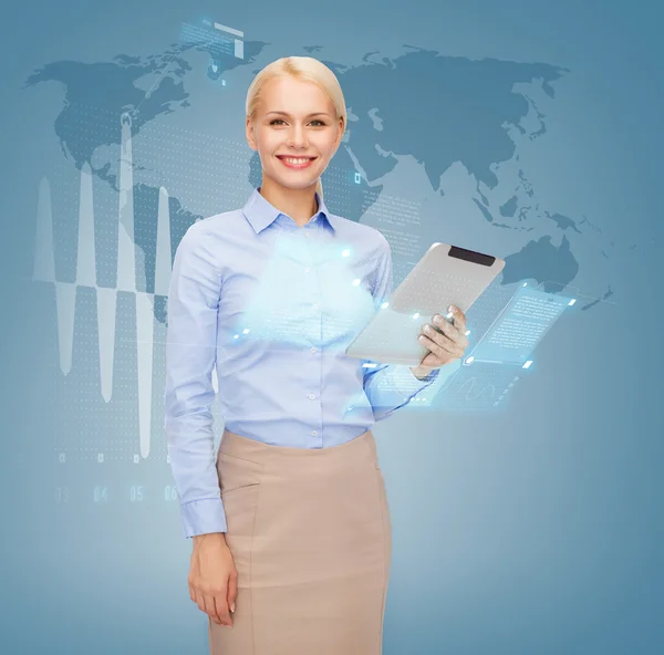 Smiling woman looking at tablet pc computer — Stock Photo, Image