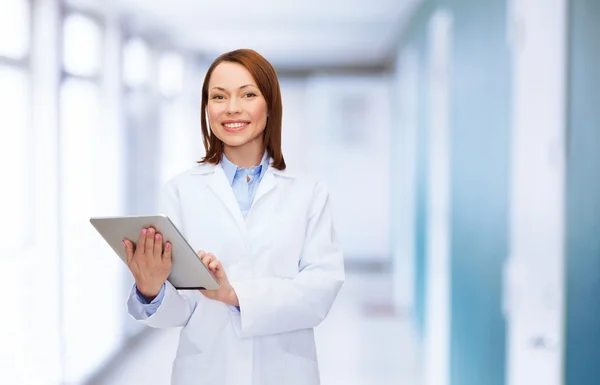 笑みを浮かべて女性医師とタブレット pc コンピューター — ストック写真
