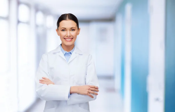 Female doctor with crossed arms at hospital — Stock Photo, Image