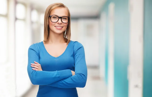 Sorridente ragazza in occhiali a scuola — Foto Stock