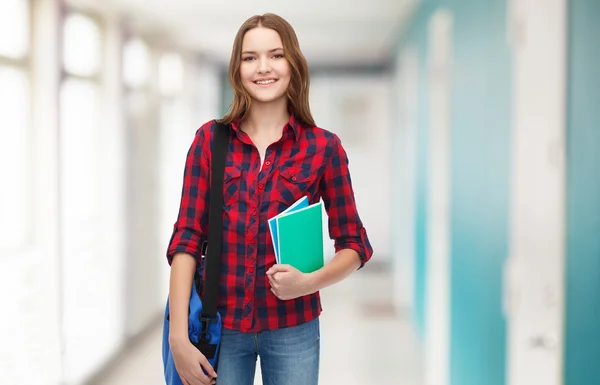 面带笑容的女学生，袋与笔记本 — 图库照片