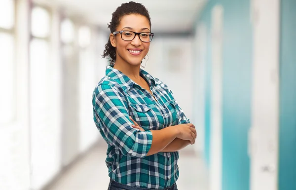 Sorrindo jovem mulher em óculos na escola — Fotografia de Stock