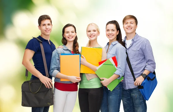 Grupp leende studenter står — Stockfoto