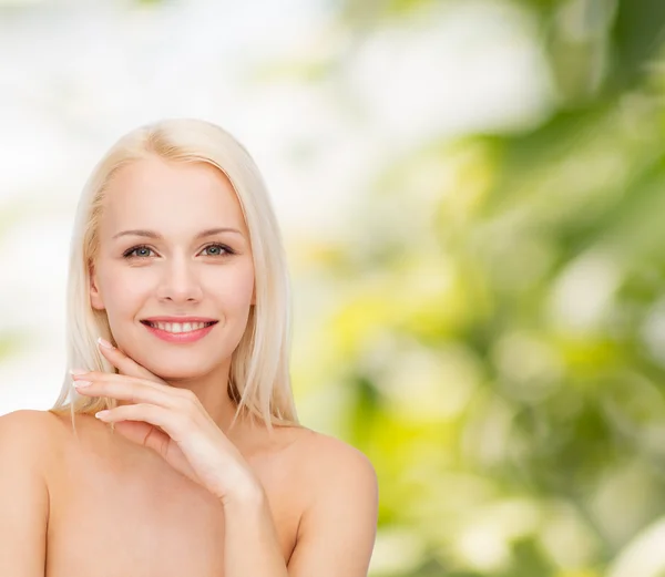 Visage et les mains de belle femme — Photo