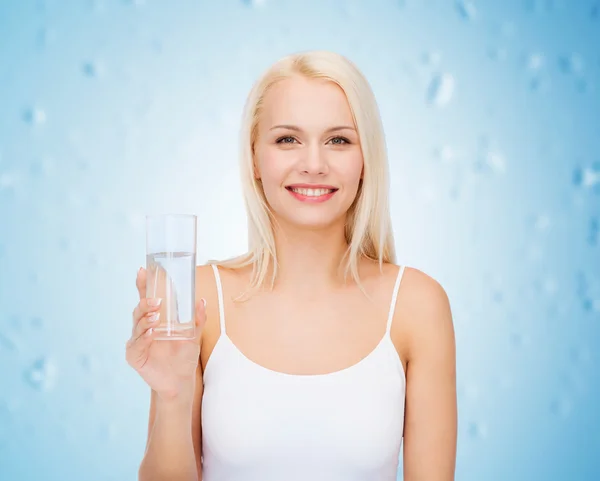 Joven mujer sonriente con vaso de agua —  Fotos de Stock