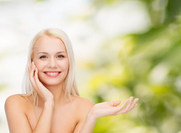 Sonriente mujer sosteniendo imaginario loción tarro —  Fotos de Stock