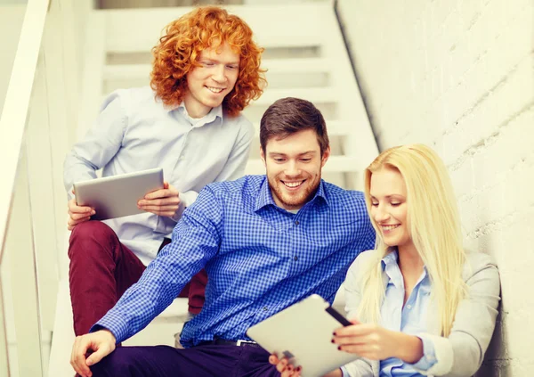 Equipo con tablet PC sentado en la escalera — Foto de Stock